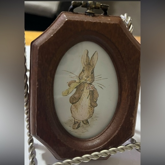 Vintage The Peter Rabbit Wooden Picture Frame with ornate hook, from the 80s. - Picture 3 of 6